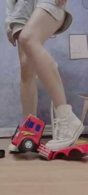 小熏踩玩具车 JS260117~9