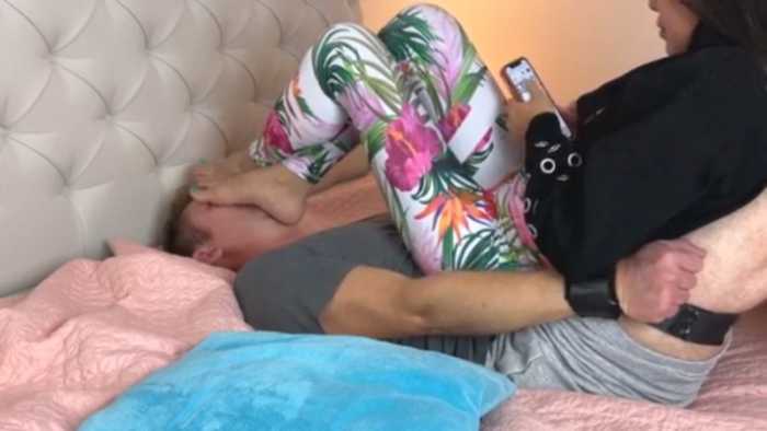 狠毒妻主裸足踩脸脚窒息夫奴 坐肚子当沙发 脸当脚垫除臭器 JS260208~2