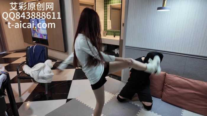 『chnnsct1818』可爱女生反差踢裆超狠跺头 YC-260224-2