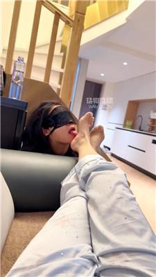 【辣姐】母狗仔细品尝臭脚丫 JS260302-30