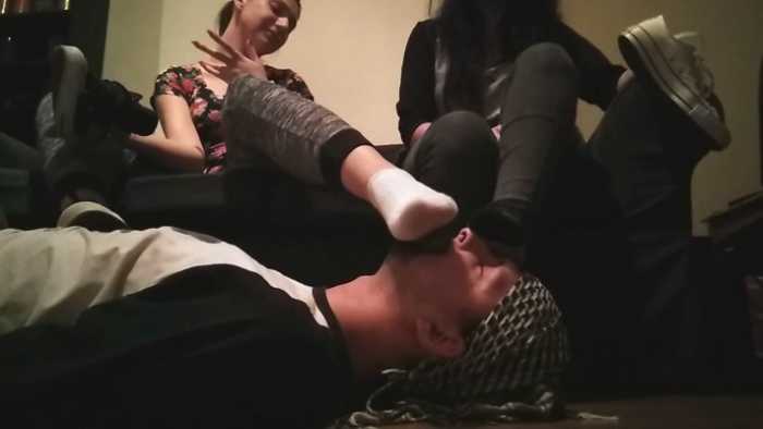 双美女帆布鞋白袜黑棉袜踩脸吸味闻脚踩脖子强制舔脏鞋底踩踏 JS260321~4