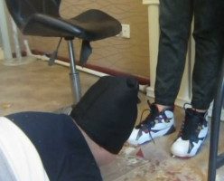 篮球长腿美女aj脏篮球鞋踩踏喂食语言羞辱