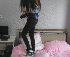 气质绝美长腿美女高帮休闲鞋踩枕头，换鞋大秀美腿