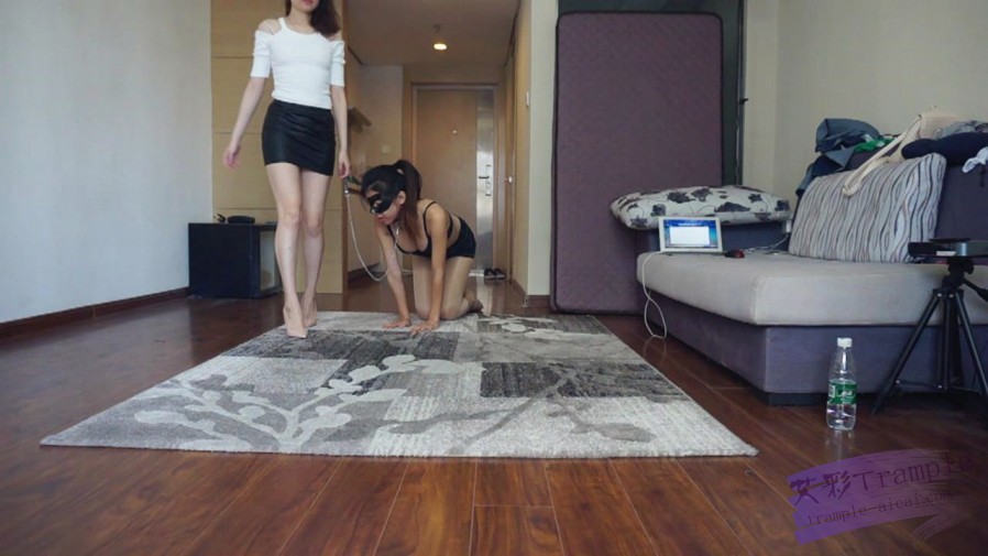 『小妮女女』小妮S超性感高跟，极度虐踩母狗(超细鞋跟全体重）