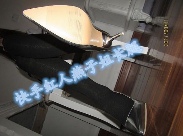 【快手红人】银白色高跟屠杀脚奴