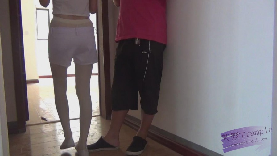 lulu女s剧情：白球鞋之踩脚引发的暴打 全城语言不断 露脸