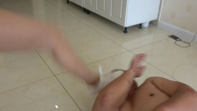 超脏小白鞋，白棉袜暴力羞辱猪头