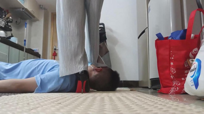 女神多视角踩贱狗多角度 YC-220119-7