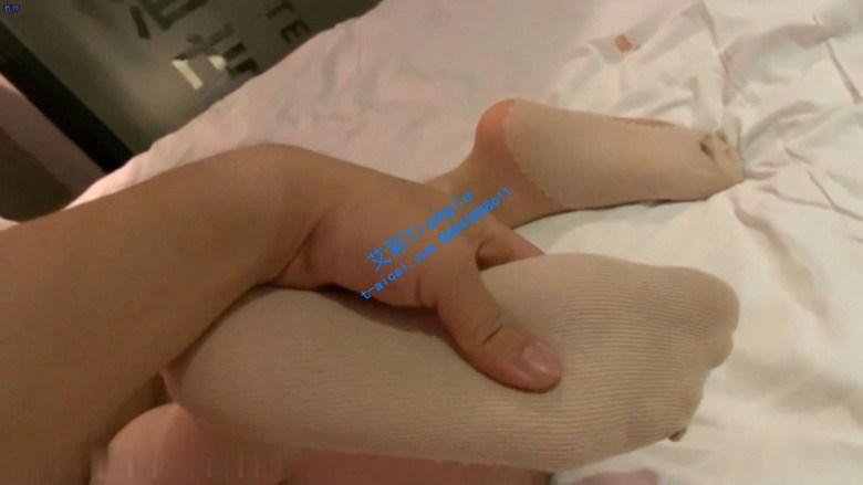 约清纯校花到宾馆舔脚