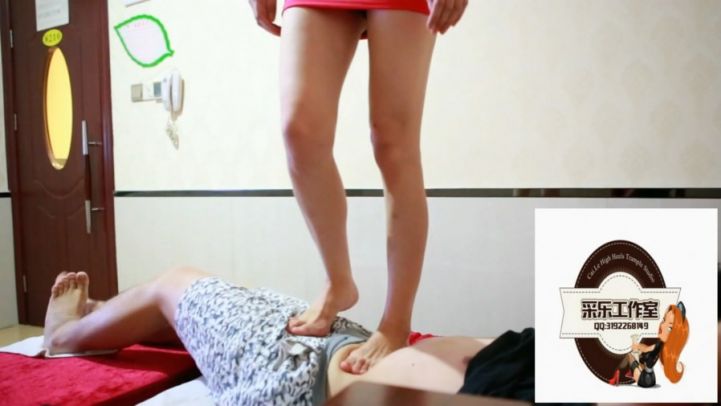 （采乐GIF）再次沐足房里被女经理超高跟踩踏，全体重重跺丁丁