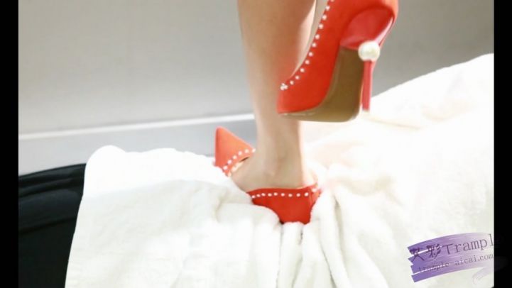 红色细高跟金色性感凉鞋全体重深腹踩踏，三机位同时拍摄