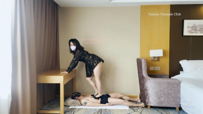 国内首发台湾少妇丝袜高跟踩人肉毯子摇头蹦迪凶狠跳踩