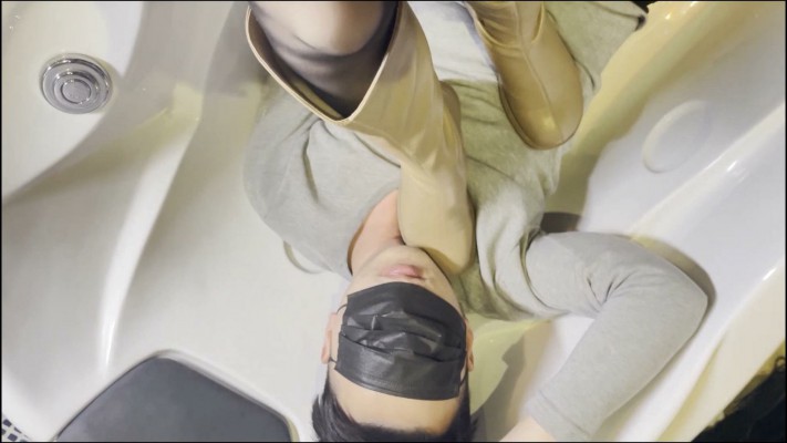 【黑丝诱惑】沐沐浴缸黑丝诱惑脏长靴踩喉咙窒息脏鞋底舔黑舌头 YC-230430