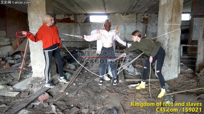 垃圾桶扣头痰吐脸！绑起来母狗用皮带抽！太惨了！bf13526