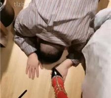 【露露斯】铆钉高跟红丝袜美腿踩狗【完整版】 JS240114-13