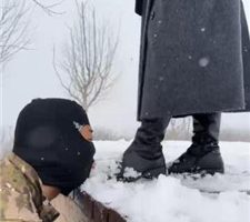 【辣姐】冰天雪地公开处刑惩罚狗 bf38070