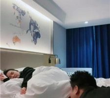 【素人星探】伺候主人起床-舔脚/人体板凳/骑马/洗漱 bf38833