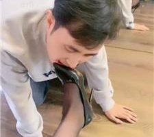 【七七S】镜前羞辱-高跟黑丝美腿诱惑调/口吐喂食/掐乳/内裤套头 bf39035