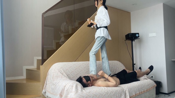 【黑丝诱惑】素人篇：甜品店收银员希雯脏鞋踩床全体重踩脸 YC-240808-4