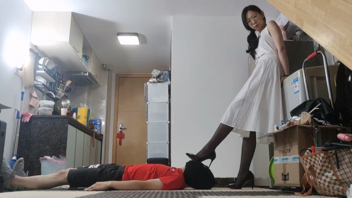 鱼爹黑丝高跟踩脖子和脸，命令脚下废物狠狠地亲主人鞋底 YC-240928-2