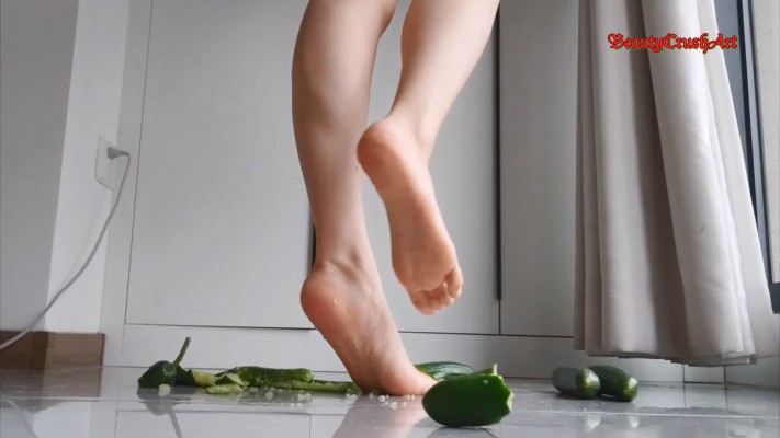 【BeautyCrushArt】新人安娜裸足蹂躏4根黄瓜（多语言） YC-241005-2