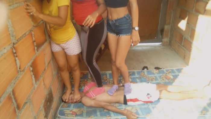 三美女棉袜暴力坐踩年轻人 bf7731