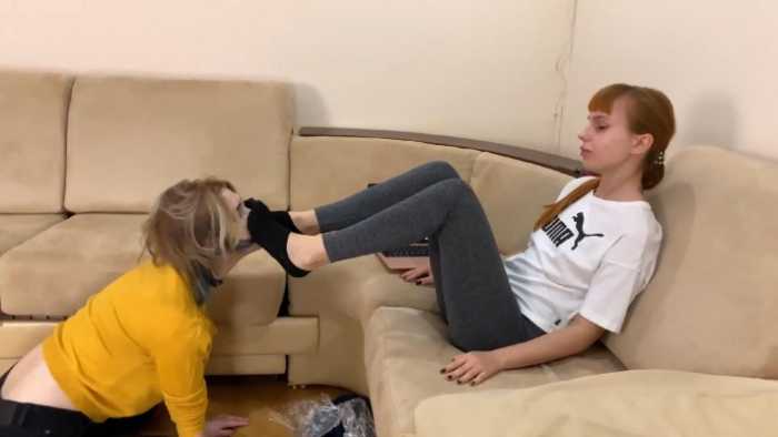 PP女女-这样吸臭太卑微！Kira脚踩女脚垫保鲜膜真空除臭！bf48389