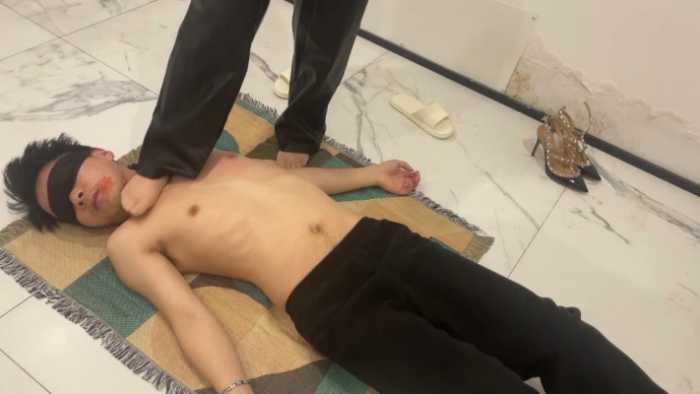 【黑丝诱惑】素人篇：大二学生晓俞 视频定制白袜踩脖子吐血窒息 JS250109~2