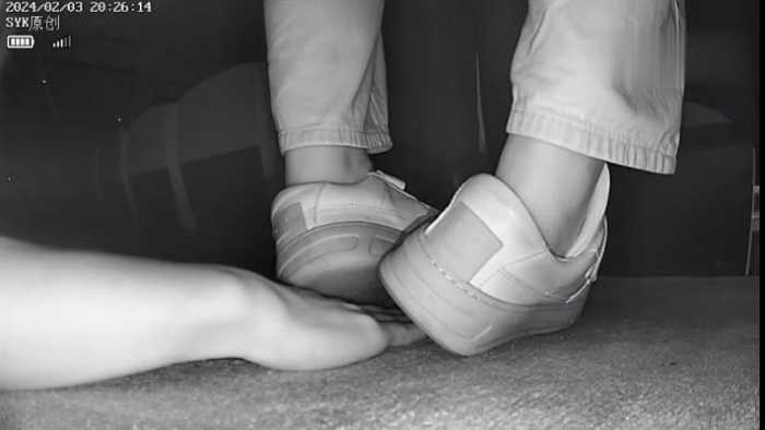 B757 – 无意识平底白鞋小姐姐多次察觉踩手 bf49208