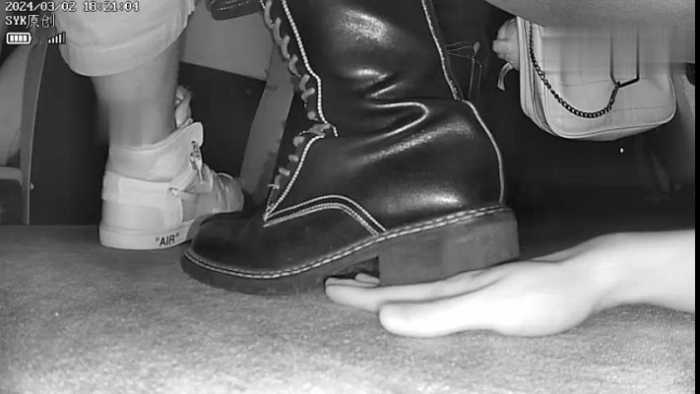 B759 – 无意识情侣缠绵多动低跟马丁短靴小姐姐踩全手 bf49211