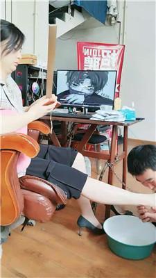 【鸿运女皇团】下属狗伺候女领导沐足【双视角版】 JS250414-3