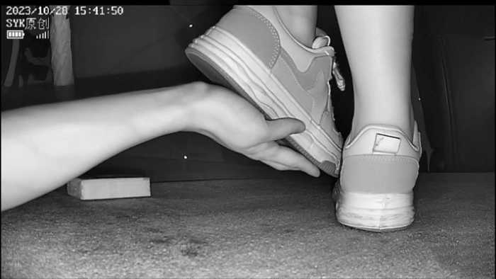 【SYK无意识】影院板鞋小姐姐无意识踩全手 ACYC-2832