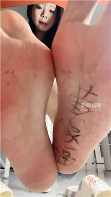 【灵韵】躲在桌子底下吃脚泥    250825-11