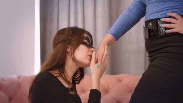 美女甘愿舔舐女主人的美脚 JS250912~1