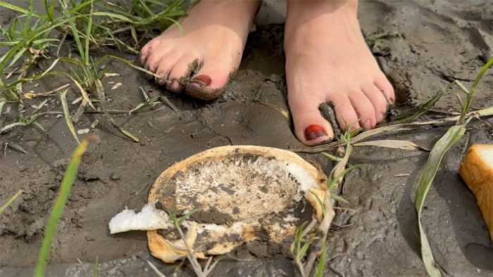 【大美】超脏裸足泥地里面踩吐司面包（含1分半语言羞辱） YC-250913