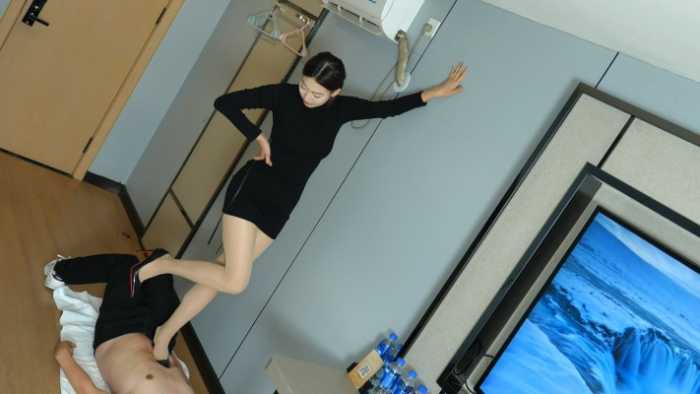 【夏天】红底高跟凶狠踩踏地毯 YC-251008-7