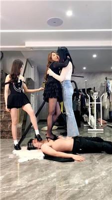 【麋鹿银儿】超级重度版女同接吻高跟踩-物化成地毯/座椅/工具 bf60413