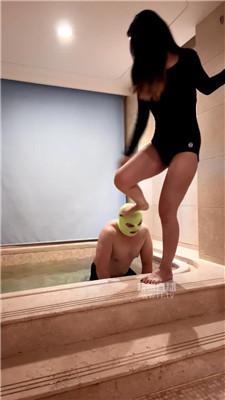 【乔伊S】温泉池里调贱奴 bf60838